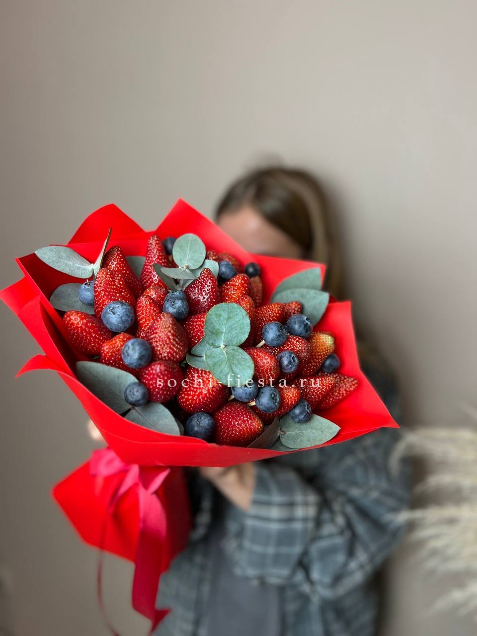 закусочный букет из сыра, прошутто, оливок и винограда для мужского подарка