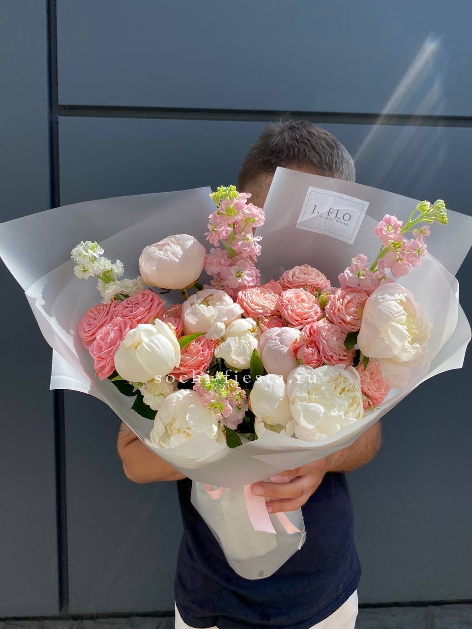 Свадебная композиция с пионами Coral Charm, пионовидной розой Juliet, гортензией Magical и эвкалиптом в авторской подаче
